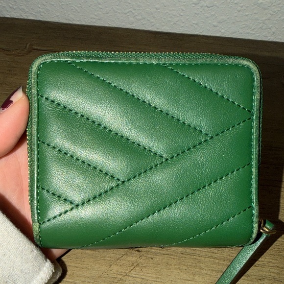 Tory Burch Quilted Green Wallet with Gold Logo - Picture 3 of 11